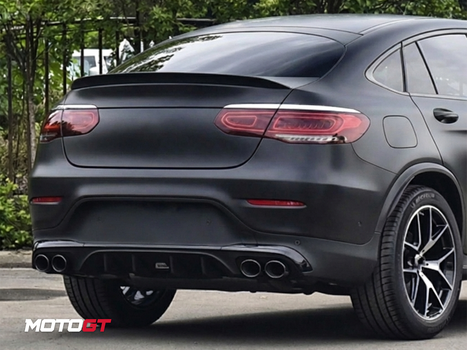 جناح خلفي أسود من فئة GLC — 3